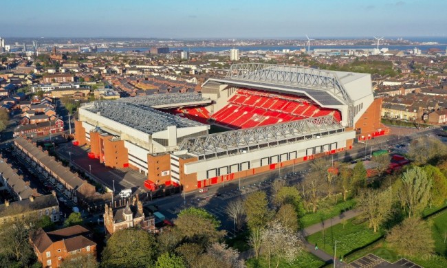 养伤期间看看球，阿什拉夫现场观看埃尔切vs皇马（阿什拉夫养伤期现身看台，观战埃尔切对皇马）