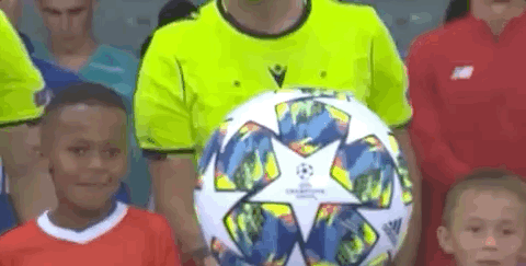 阿图什杯球员进球后跑上看台给母亲献花，后两黄变一红被罚下（阿图什杯球员破门后上看台为母献花，随后两黄变红被罚出场）