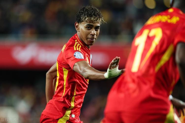 网红分享诺坎普VIP区观赛体验：美食、超近距离观赛，体验感拉满（网红打卡诺坎普VIP包厢：顶级餐饮加持，近距离看球沉浸感爆棚）