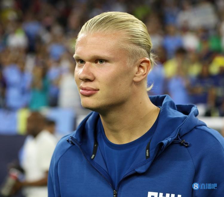 两张合影，一张和老乡一张和金靴。赛前法比奥说这场...（赛前法比奥的两张合影：一张与老乡，一张与金靴）